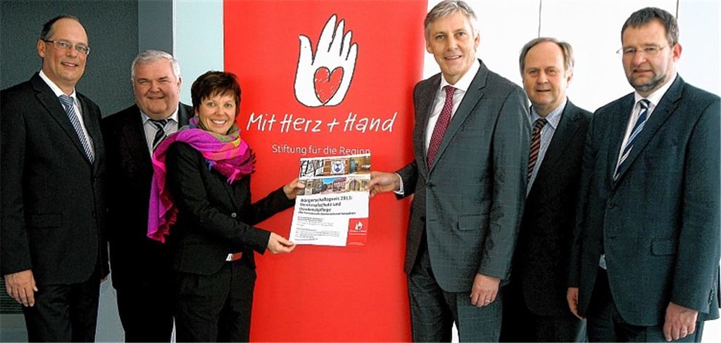 Initiativen des Denkmalschutzes können sich für den Bürgerschaftspreis der Sparkassen-Stiftung „Mit Herz und Hand“ bewerben. Den Startschuss zur Ausschreibung geben (v. li.) Sparkassendirektor Stephan Scholl und sein Vize Hans Neuweiler, Katrin Zauner und Joachim Kröger (2. v. re.) von der Geschäftsführung sowie Landrat Helmut Riegger (3. v. re.) und Oberbürgermeister Gert Hager (re.).