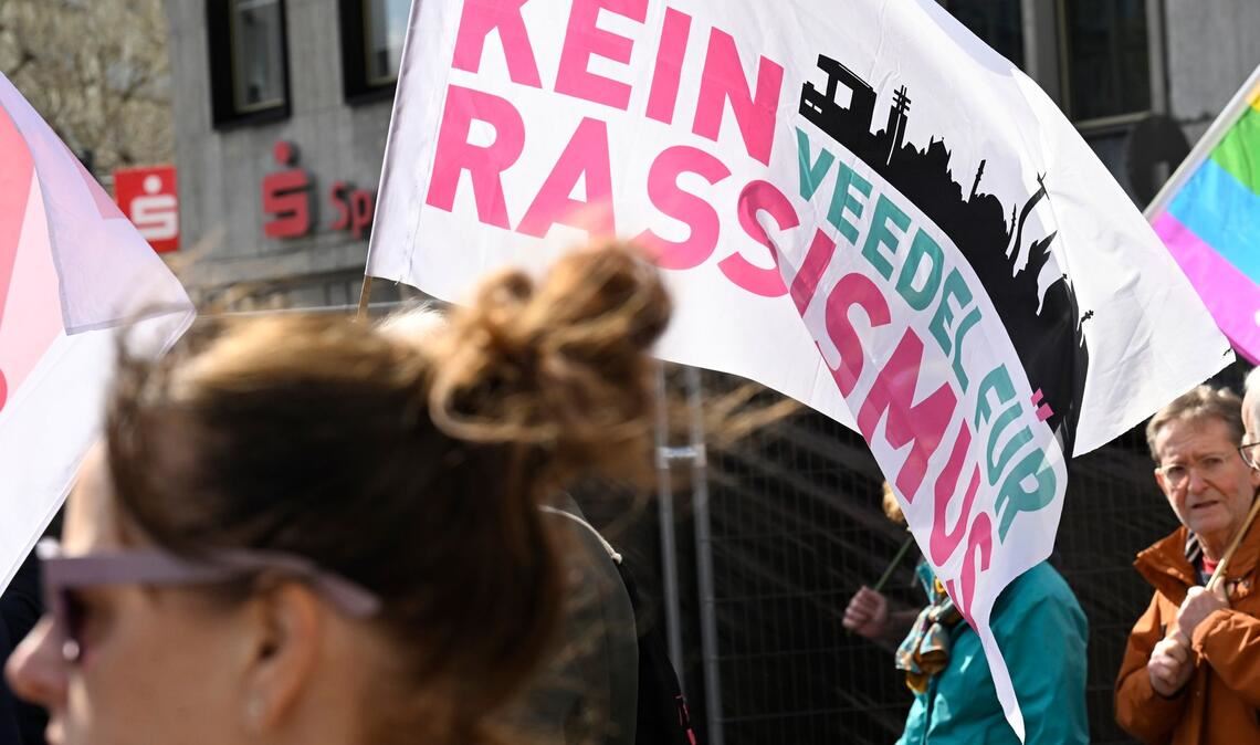 Initiativen gegen Rechtsextremismus und Rassismus sehen sich einer Analyse der Amadeu Antonio Stiftung systematisch unter Druck gesetzt. (Archivbild)