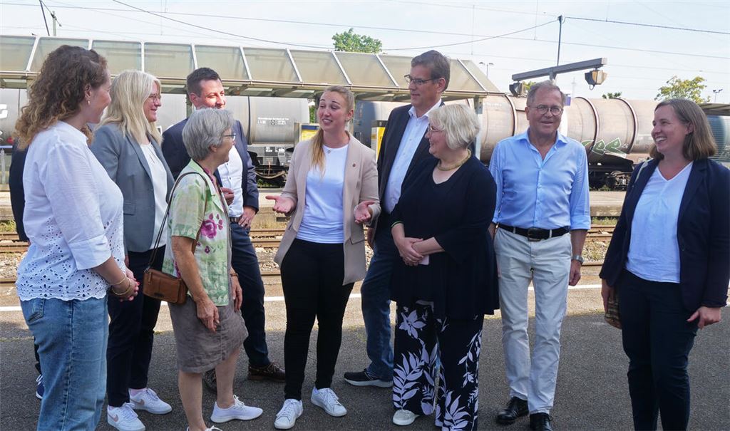 Initiiert von Katja Mast (3.v.re.) haben sich Vertreter von Parteien, Verwaltung und Bahn in Remchingen getroffen, um über Verbesserungen am Bahnhof Wilferdingen-Singen zu sprechen, dem Nadelöhr der Residenzbahn zwischen Mühlacker und Karlsruhe. Foto: Friedrich