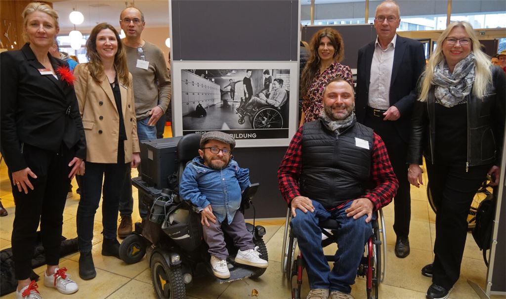 Inklusion wird in Pforzheim und dem Enzkreis großgeschrieben, versichern Macher und Gäste der Ausstellung „Teilsein. Teilhaben. Menschenrecht“ bei der Eröffnung. Fotos: Friedrich
