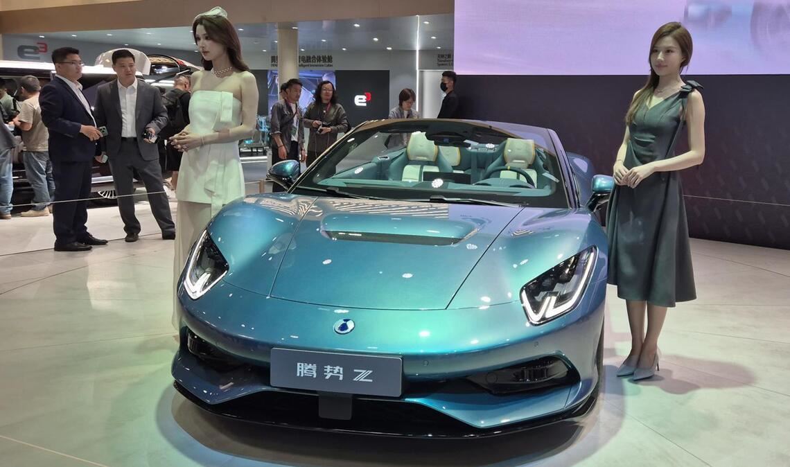 Inmitten all der vielen SUVs und Limousinen sticht die chinesische BYD-Premiummarke Denza mit einem neuen Elektro-Cabrio heraus.