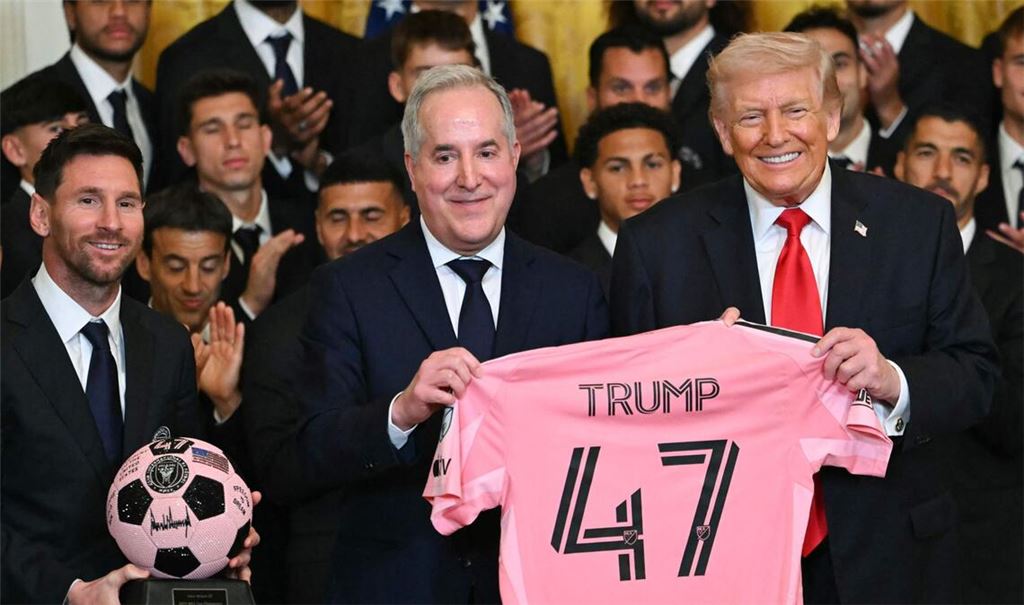 Inmitten von Fußballlegenden: Trump (re.) mit Jorge Mas, dem Besitzer des Fußballclubs Inter Miami.