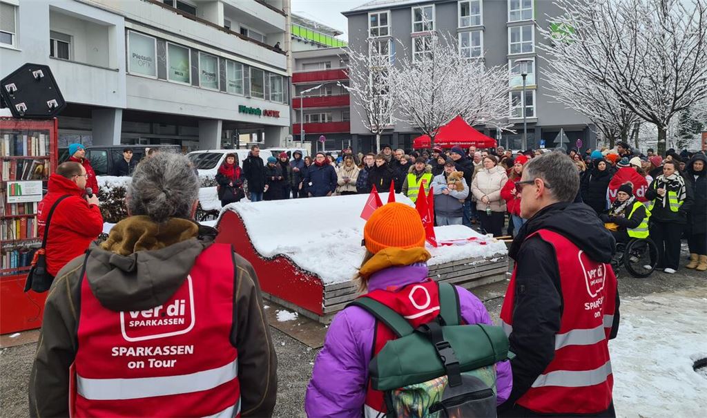 Innehalten für die Opfer von München: Der „Streiktag“ von Ver.di in Pforzheim steht unter besonderen Vorzeichen. Fotos: Metzbaur