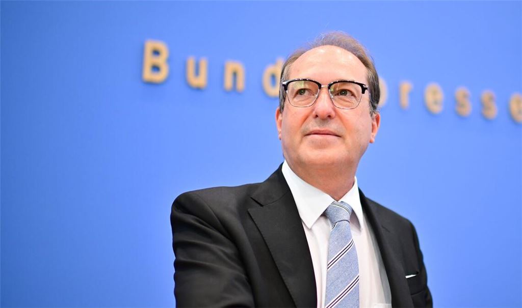 Innenminister Alexander Dobrindt (CSU) kündigte an, dass die im Koalitionsvertrag mit der SPD vereinbarte dreimonatige Speicherung von IP-Adressen zügig umgesetzt wird.