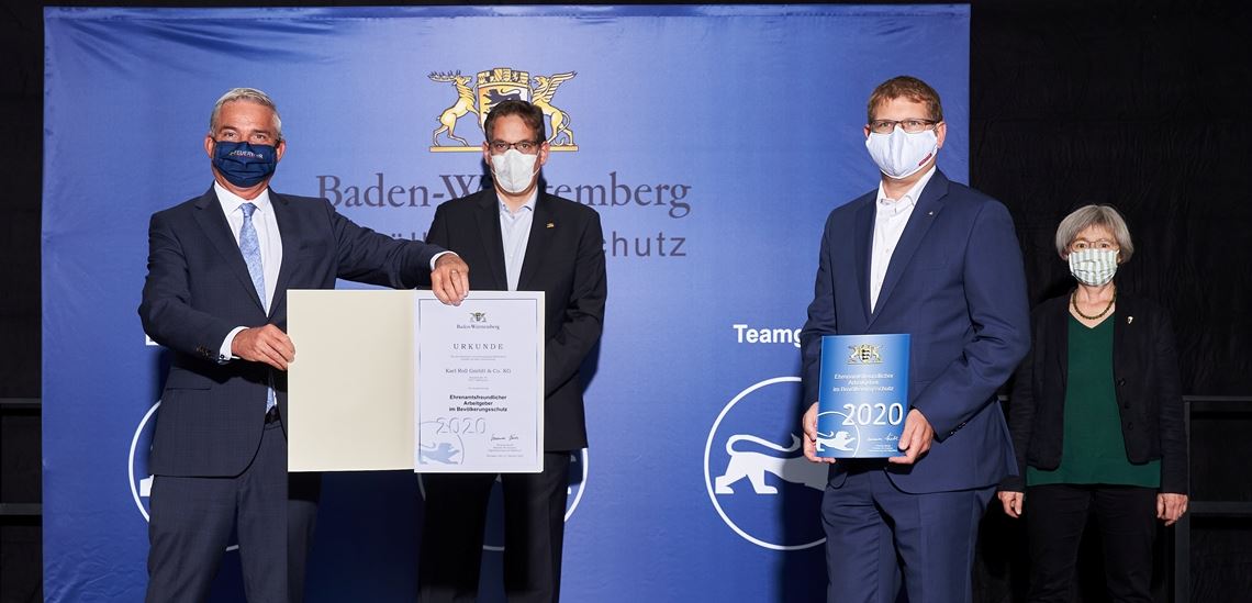 Innenminister Thomas Strobl (li.) mit Tobias Oberauer von der Enzberger Firma Roll (2.v.re.) und den regionalen Landtagsabgeordneten Professor Dr. Erik Schweickert (FDP) und Stefanie Seemann (Grüne) bei der Preisübergabe in der Landesfeuerwehrschule Bruchsal.privat