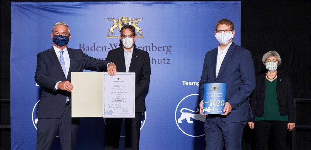 Innenminister Thomas Strobl (li.) mit Tobias Oberauer von der Enzberger Firma Roll (2.v.re.) und den regionalen Landtagsabgeordneten Professor Dr. Erik Schweickert (FDP) und Stefanie Seemann (Grüne) bei der Preisübergabe in der Landesfeuerwehrschule Bruchsal.privat