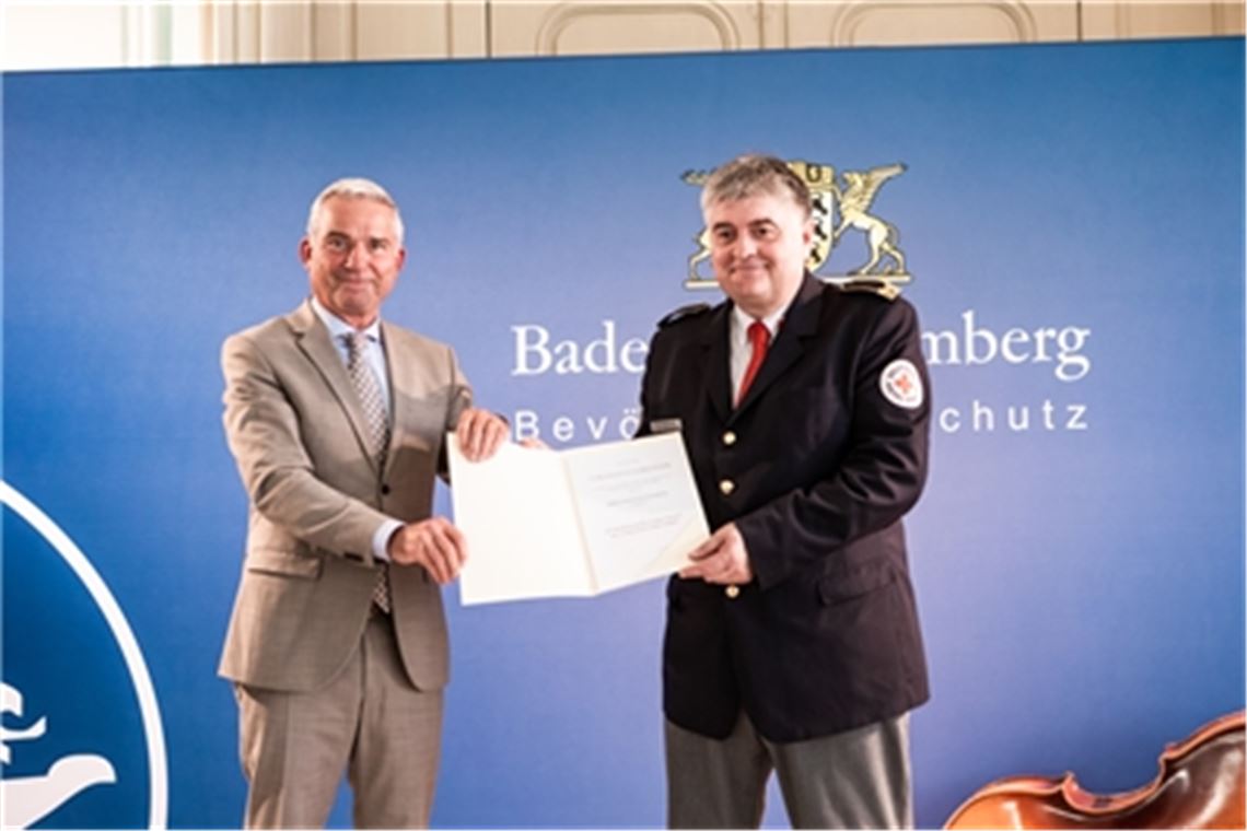 Innenminister Thomas Strobl (li.) zeichnet den Maulbronner Wolfgang Haalboom mit dem Bevölkerungsschutz-Ehrenabzeichen aus. Foto: Gordon Koelmel