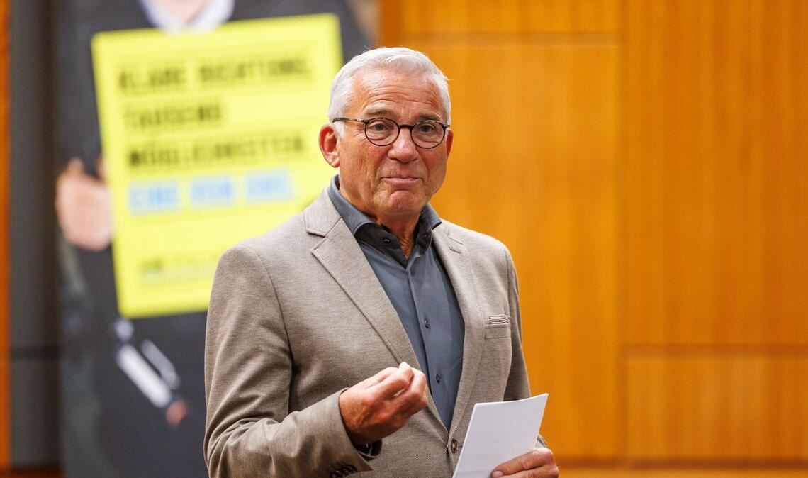 Innenminister Thomas Strobl sagt, dass es neue Polizei-Uniformen mit schnitthemmende Elemente geben wird. (Archivbild)