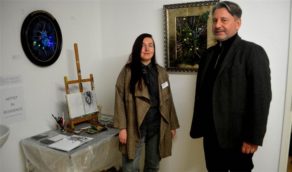„Innenwelten“ heißt die Ausstellung von Avain Biederstaedt (li.), in die der Kunsthistoriker Dr. Markus Maisel einführt. Foto: Stahlfeld