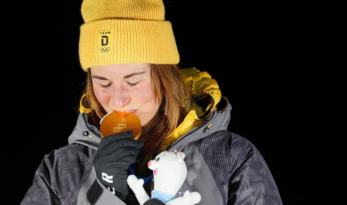 Inniger Moment mit Medaille – für Julia Taubitz ist in Cortina d’Ampezzo ein Kindheitstraum in Erfüllung gegangen.