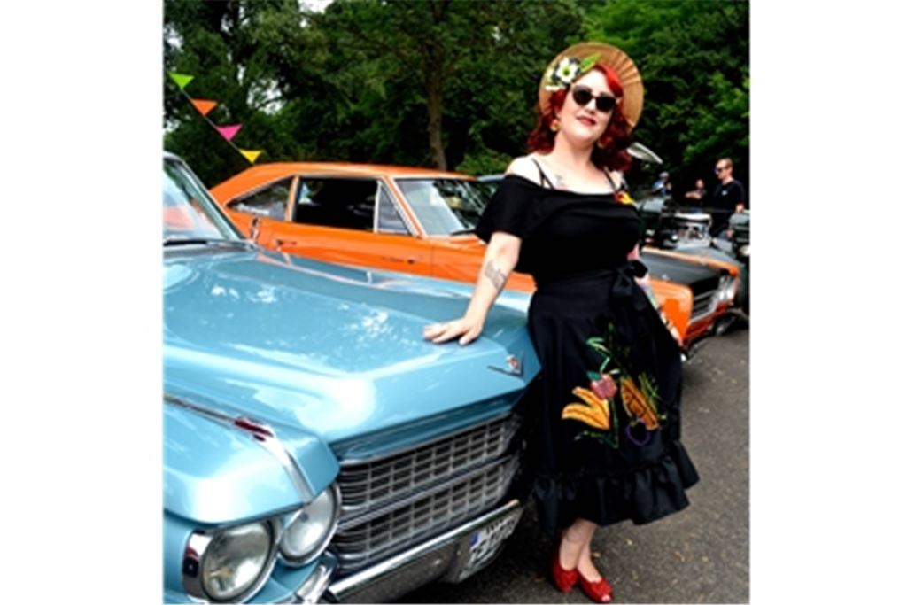 Ins Bild der guten, alten Zeit hat sich Svenja Beffert perfekt eingefügt. Die Lomersheimerin kleidet sich gern im Stil der 50er Jahre und flanierte zwischen den US-Cars umher.