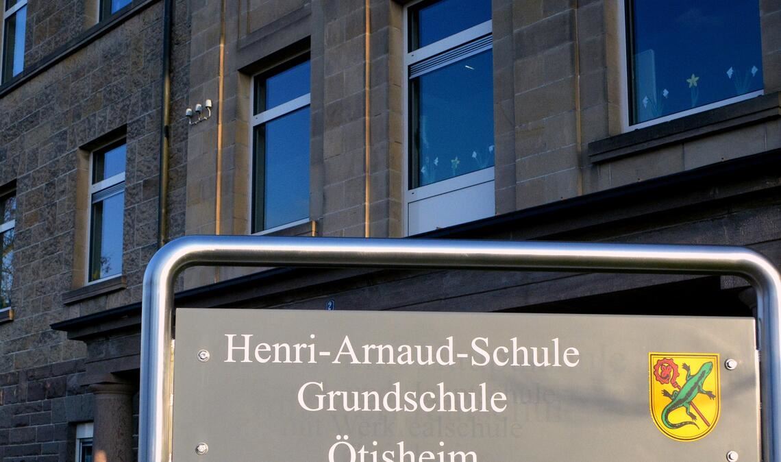Ins Dachgeschoss der Henri-Arnaud-Schule sollen neue Klassen einziehen. Foto: Archiv