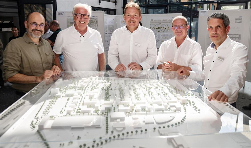 Ins Modell für die „Ziegelhöhe“, das ebenfalls im Rathaus-Foyer ausgestellt ist, sind die Entwürfe der Architekturbüros noch nicht eingeflossen. Sehr zufrieden mit dem Resultat der Wettbewerbe sind (v. li.) Amtsleiter Armin Dauner, Juryvorsitzender Wolfgang Riehle, Geschäftsführer Achim Geisbauer von der Hofkammer Projektentwicklung GmbH (HKPE), Bürgermeister Winfried Abicht, der den erkrankten OB Frank Schneider vertritt, und HKPE-Geschäftsführer Peter Laustetter. Foto: Fotomoment