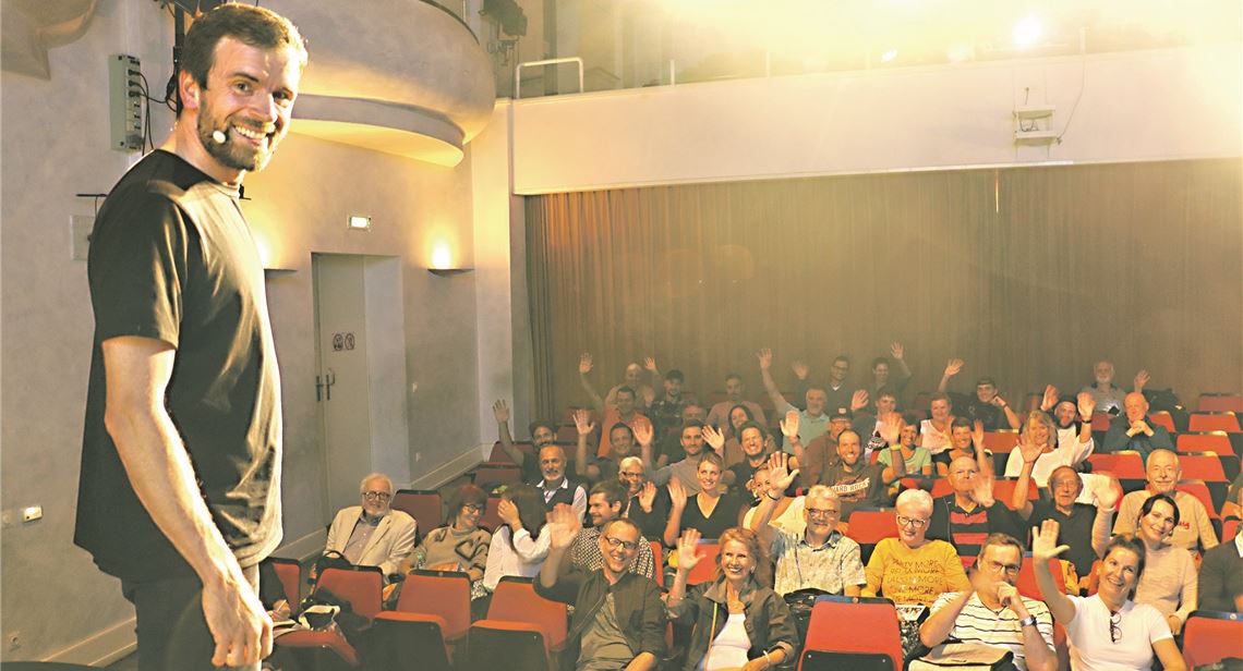Profi-Abenteurer zieht Zuhörer in den Bann Ins Rampenlicht stellt sich Jonas Deichmann, der familiäre Wurzeln unter anderem in Illingen hat, nun auch mit Motivationsvorträgen – hier im Kulturhaus Osterfeld. Fotos: Wewoda