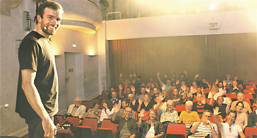 Ins Rampenlicht stellt sich Jonas Deichmann, der familiäre Wurzeln unter anderem in Illingen hat, nun auch mit Motivationsvorträgen – hier im Kulturhaus Osterfeld. Fotos: Wewoda