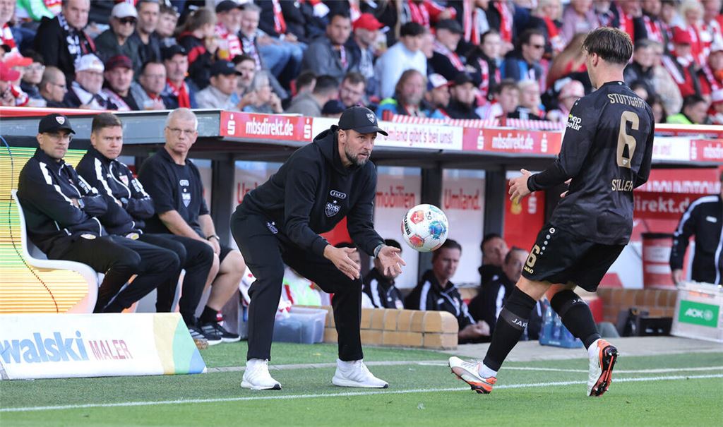 Ins Spiel gebracht: Der VfB-Trainer Sebastian Hoeneß (links) wirft Angelo Stiller den Ball zu, um in Berlin Tempo zu machen.