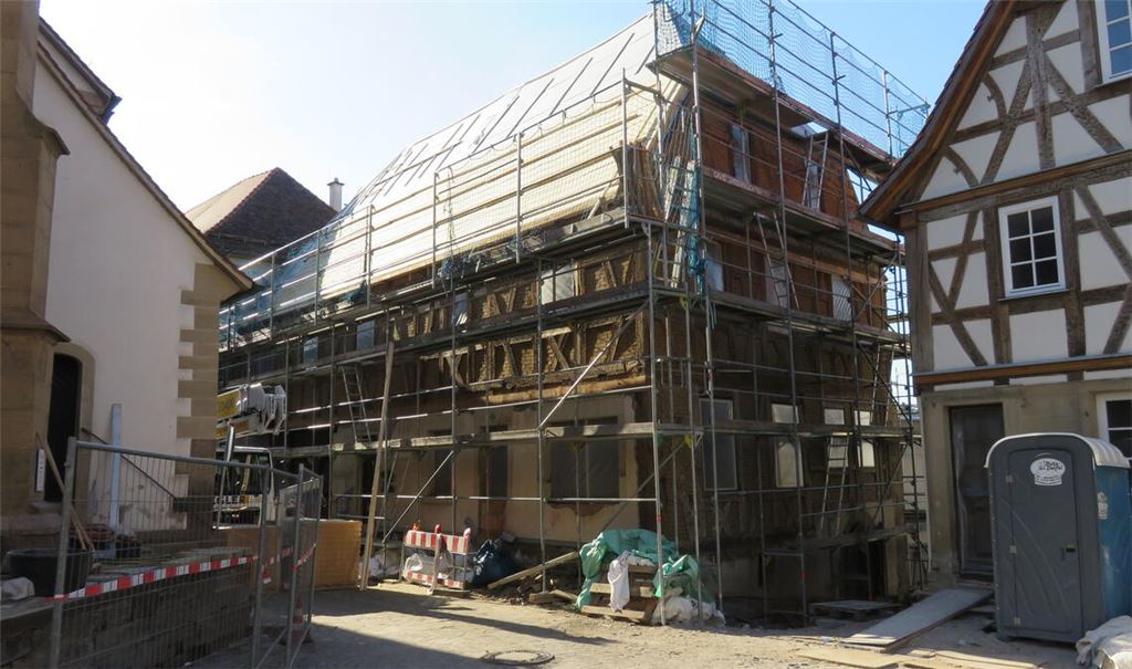 Ins derzeit eingerüstete Faust-Geburtshaus wird weiter investiert. Foto: Becker