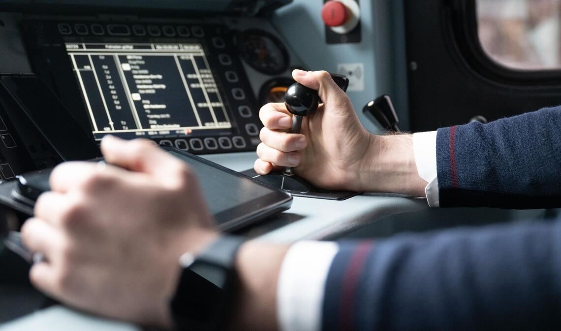 Insbesondere im operativen Bereich sucht die Bahn weiterhin Personal - und stellt nun trotz Krise Tausende Auszubildende ein. (Archivbild)