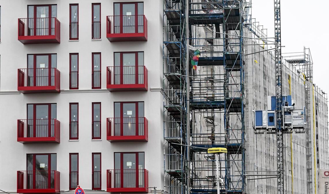 Insbesondere in Ballungsgebieten und Großstädten finden Beschäftigte immer schwerer eine Wohnung. (Symbolbild)