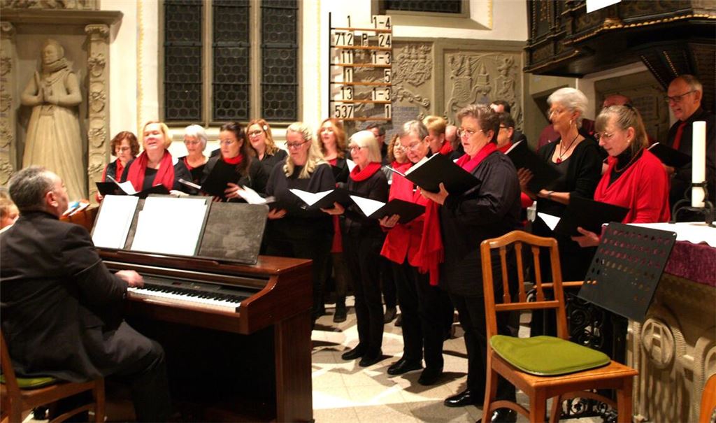 Insgesamt 17 weihnachtliche Lieder bringt der Chor „Chorioso“ zu Gehör. Foto: Filitz