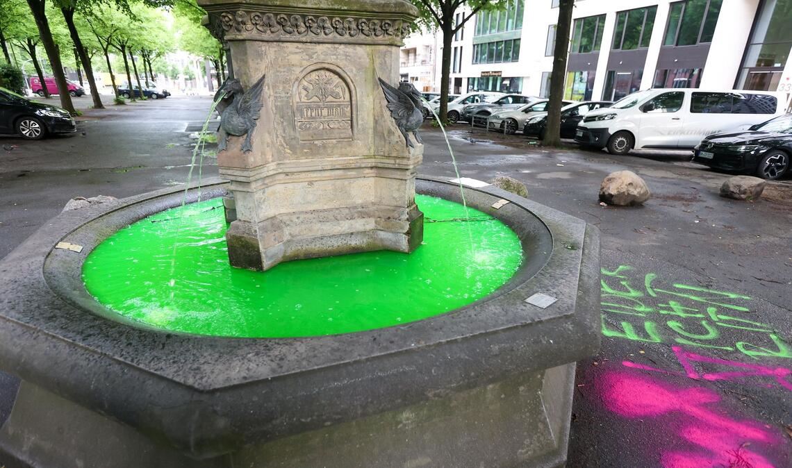Insgesamt färbten die Aktivisten das Wasser von Brunnen in 17 Städten.
