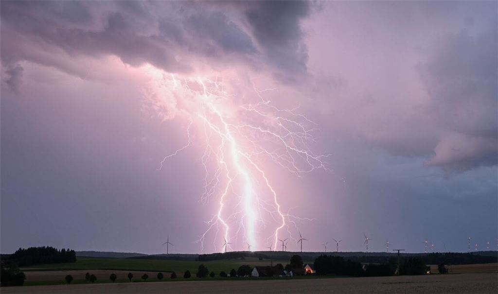 Insgesamt hat es in Deutschland 2025 ungewöhnlich selten geblitzt. (Archivbild)