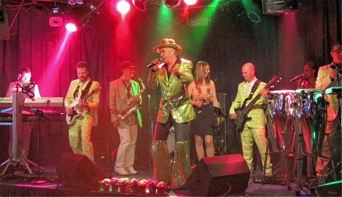 Insgesamt neun Musiker umfasst die Band Fruchthaartoupet, die sich beschwingt durch die Schlagerlandschaft spielt.