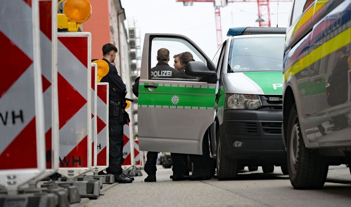 Insgesamt sei der Einsatz ohne besondere Vorkommnisse verlaufen, es sei nicht zu Übergriffen gekommen, hieß es von der Einsatzleitung.