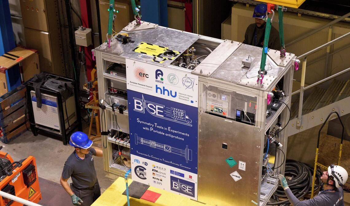 Insgesamt wiegt der Container rund 800 Kilogramm - für den Transport ist deshalb ein Lastwagen nötig.