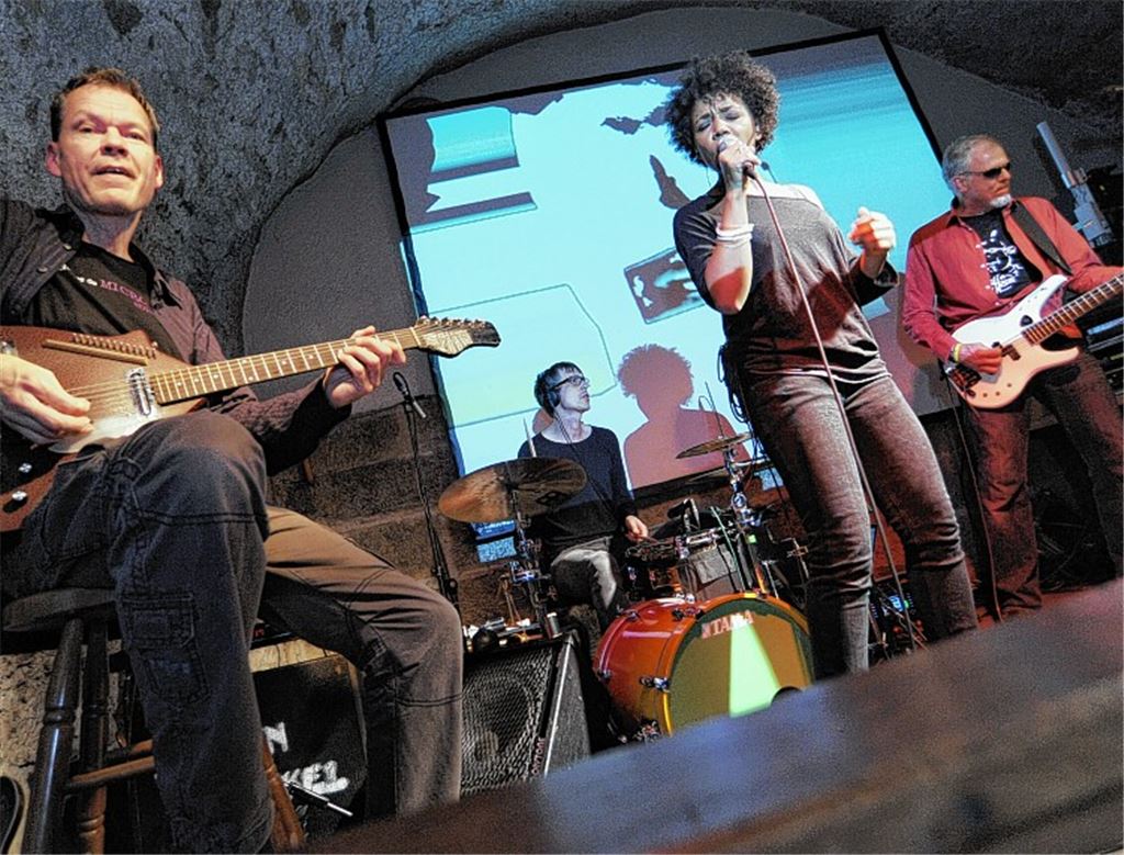 Inspirierende Klangwelten schafft Hellmut Hattler (re.) mit Torsten de Winkel, Oli Rubow und Fola Dada (v.li.) im Knittlinger Kulturkeller Cellarium.