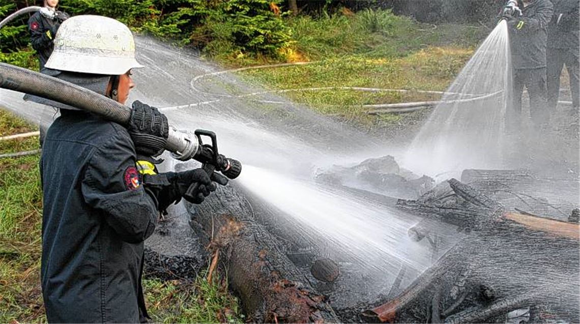 Inszenierter Waldbrand: Ein kleines Feuer sorgt für ein realistisches Szenario.