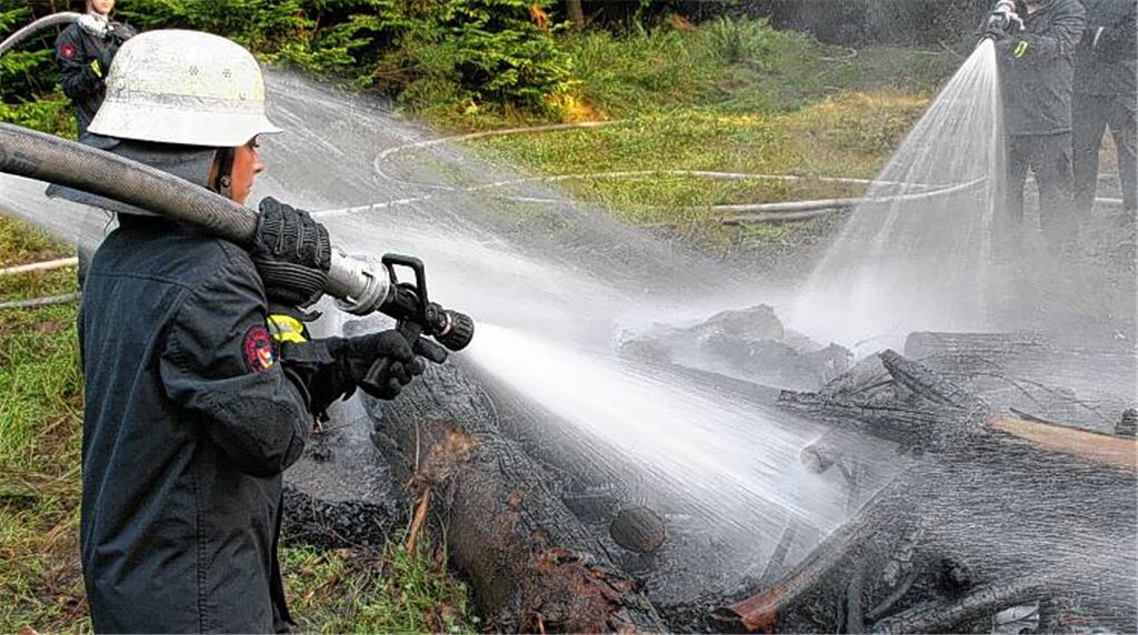Inszenierter Waldbrand: Ein kleines Feuer sorgt für ein realistisches Szenario.