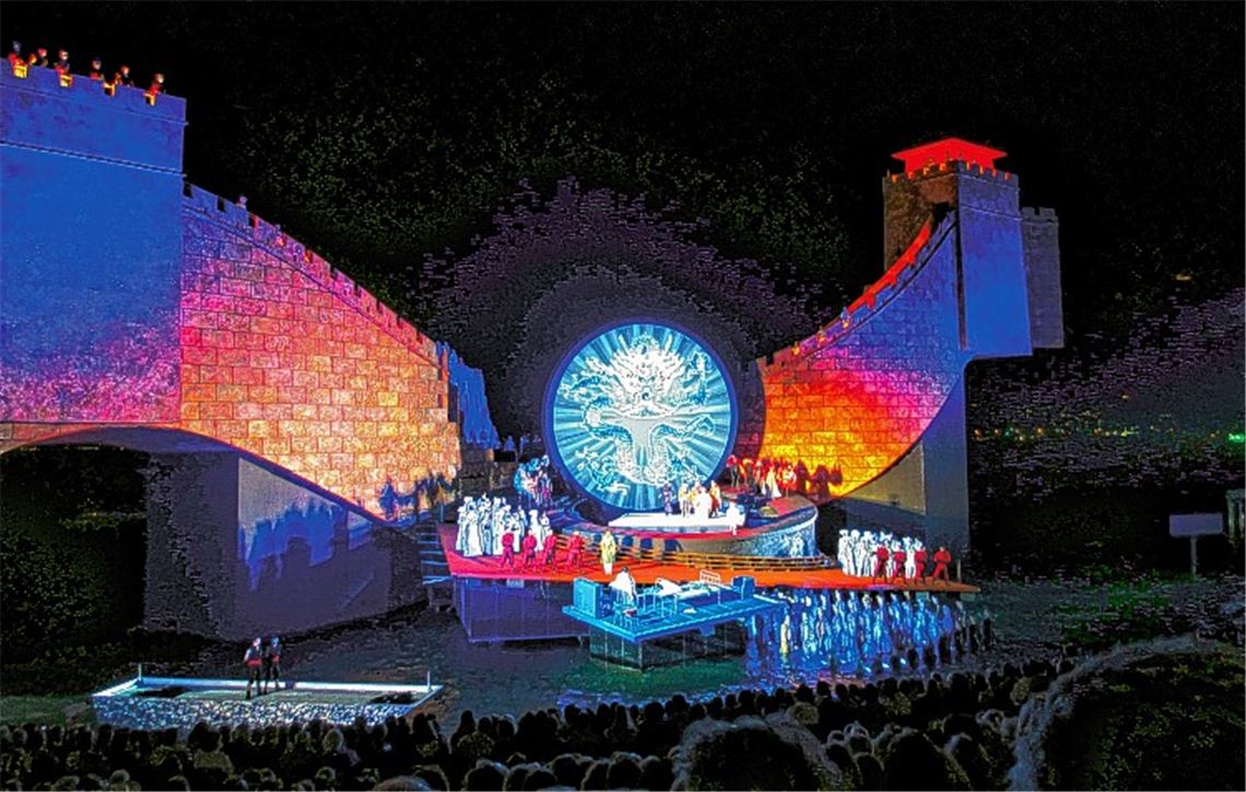 Gewaltige Musik und großartige Bilder Inszenierung der Superlative: Puccinis Oper „Turandot“ – hier das imposante Schlussbild – wird auf der Seebühne in Bregenz zu einem unvergleichlichen Erlebnis.