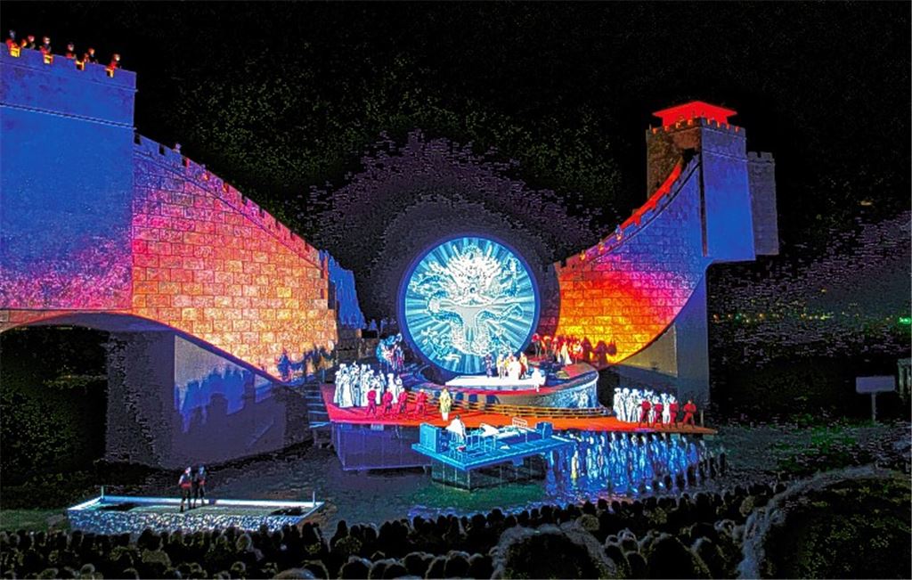 Inszenierung der Superlative: Puccinis Oper „Turandot“ – hier das imposante Schlussbild – wird auf der Seebühne in Bregenz zu einem unvergleichlichen Erlebnis.