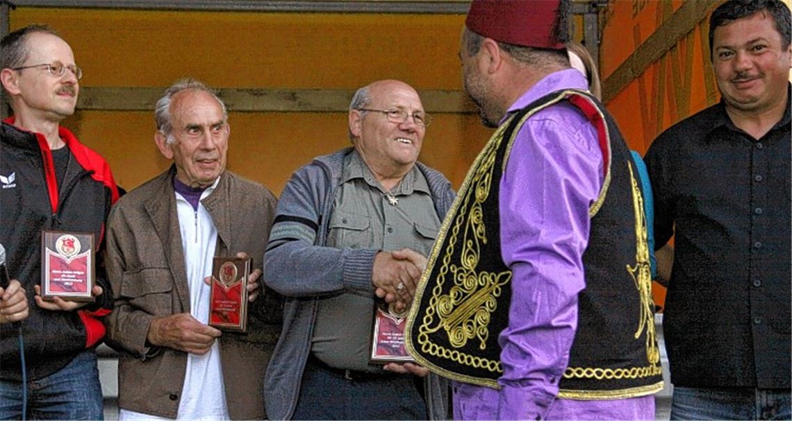 Integration andersrum: Der Vorsitzende Sebattin Yildirim (re.) und Dogan Özdemir (2.v.re.) vom Türkischen SV Mühlacker zeichnen im Rahmen des Fußball-Stadtturniers 2012 „ihre Ausländer“ für ehrenamtliches Engagement aus. Achim Kröger (v.li.) ist Schriftführer und betreut die Vereins-Webseite, Gerhard Eichert war Trainer und Rainer Ruoff fungierte als Kassier. Eichert und Ruoff sind sogar Gründungsmitglieder des Türkischen SV. Hinter Dogan Özdemir verdeckt steht Svenja Kröger, die wie ihr Vater ebenfalls im Verein engagiert ist. Archivfoto: Eigner