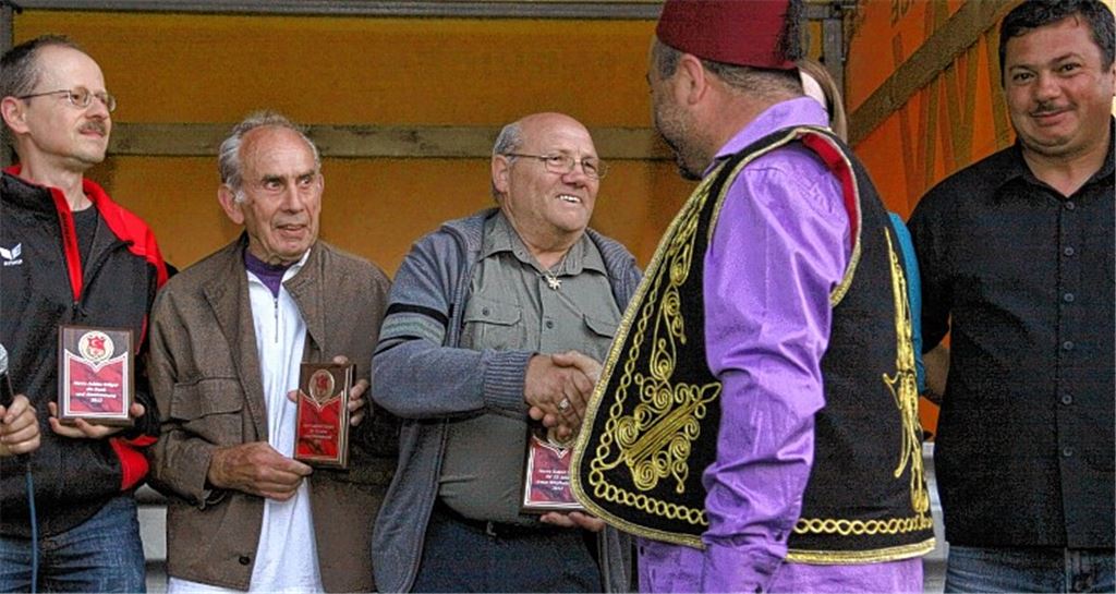 Integration andersrum: Der Vorsitzende Sebattin Yildirim (re.) und Dogan Özdemir (2.v.re.) vom Türkischen SV Mühlacker zeichnen im Rahmen des Fußball-Stadtturniers 2012 „ihre Ausländer“ für ehrenamtliches Engagement aus. Achim Kröger (v.li.) ist Schriftführer und betreut die Vereins-Webseite, Gerhard Eichert war Trainer und Rainer Ruoff fungierte als Kassier. Eichert und Ruoff sind sogar Gründungsmitglieder des Türkischen SV. Hinter Dogan Özdemir verdeckt steht Svenja Kröger, die wie ihr Vater ebenfalls im Verein engagiert ist. Archivfoto: Eigner