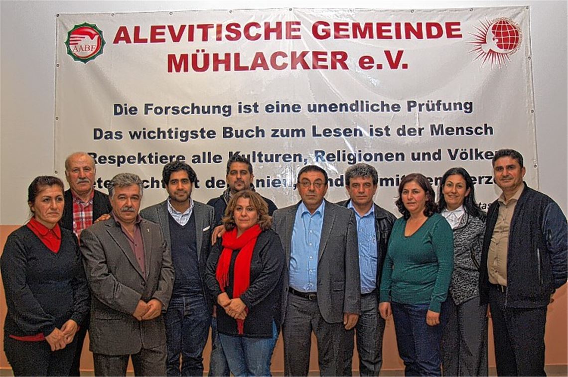 Integrationsbeauftragter Mohammad Luqmann (4. v. li.) zu Gast bei den Aleviten.