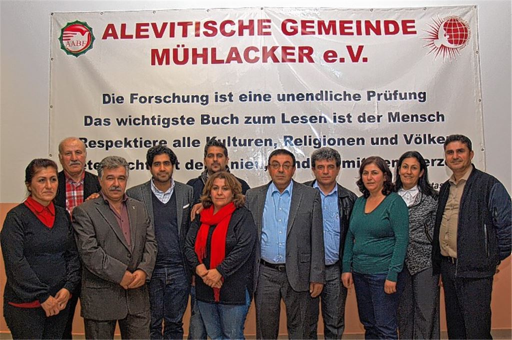 Integrationsbeauftragter Mohammad Luqmann (4. v. li.) zu Gast bei den Aleviten.