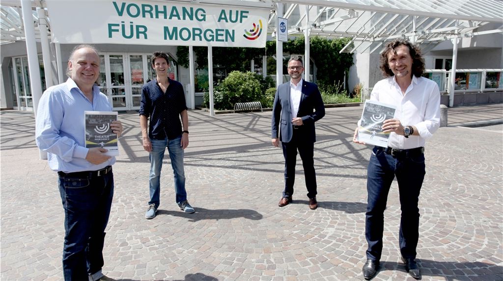 Intendant Thomas Münstermann (v.li.), Generalmusikdirektor Robin Davis, OB Peter Boch und Verwaltungsdirektor Uwe Dürigen präsentieren die neue Saison. Foto: Theater Pforzheim/Sabine Hägele.