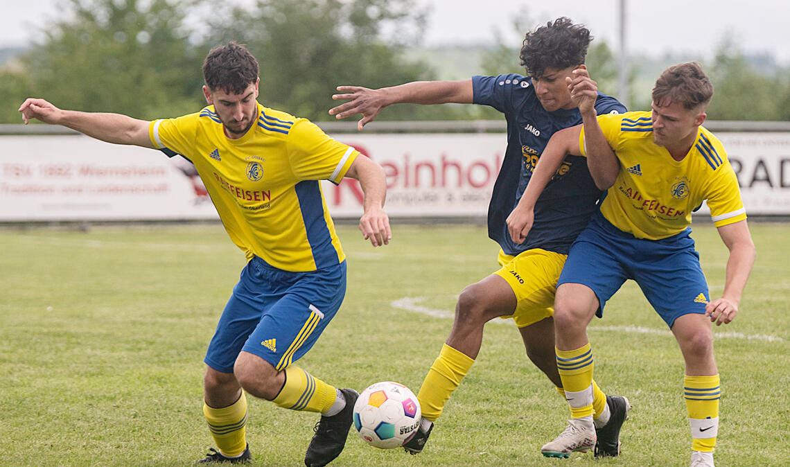 Intensiv sind die Zweikämpfe im Vorrundenspiel des FC Gossau (gelbe Trikots) gegen den TSV Phönix Lomersheim. Fotos: Fotomoment