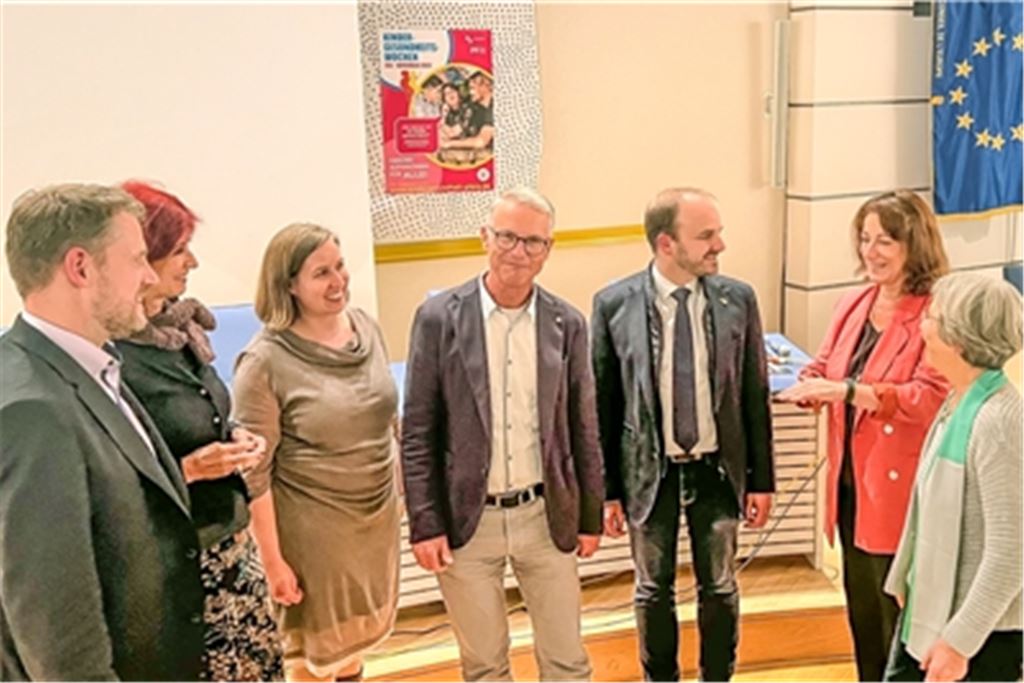 Intensive Diskussion über die Gesundheit von Kindern: Bürgermeister Luca Prayon, Professorin Uta Meier-Gräwe, Erste Landesbeamtin Dr. Hilde Neidhardt, der Arzt Dr. Till Neugebauer, Schulrat Andreas Renner, Moderatorin Sylvia Kunert und die Landtagsabgeordnete Stefanie Seemann. Foto: Enzkreis/Frick
