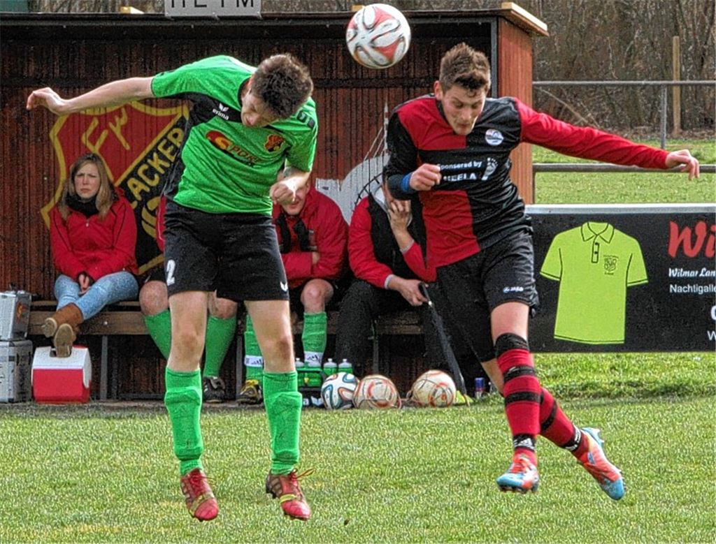 Intensive Partie mit vielen harten Zweikämpfen: Ölbronn-Dürrn (in Rot-Schwarz) bleibt bei den Sportfreunden letztlich verdient Sieger.