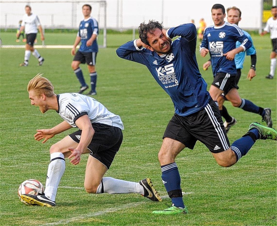 Intensive Partie zwischen Viktoria Enzberg (weiße Trikots) und dem SV Königsbach.