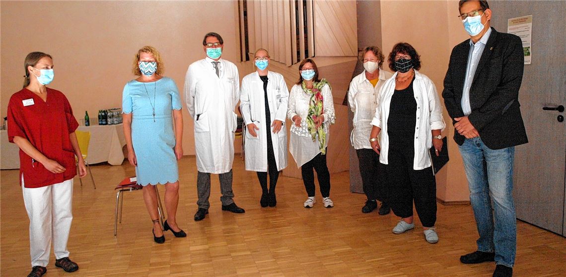 Intensiver Austausch in der Klinik Öschelbronn: Meike Jocher (v.li.), Bürgermeisterin Birgit Förster, Professor Dr. Ralf Hofheinz, Dr. Julia Gottfried, Sybille Czika, Brigitte Wessels, Staatssekretärin Bärbl Mielich und der Landtagsabgeordnete Professor Dr. Erik Schweickert. Foto: Filitz