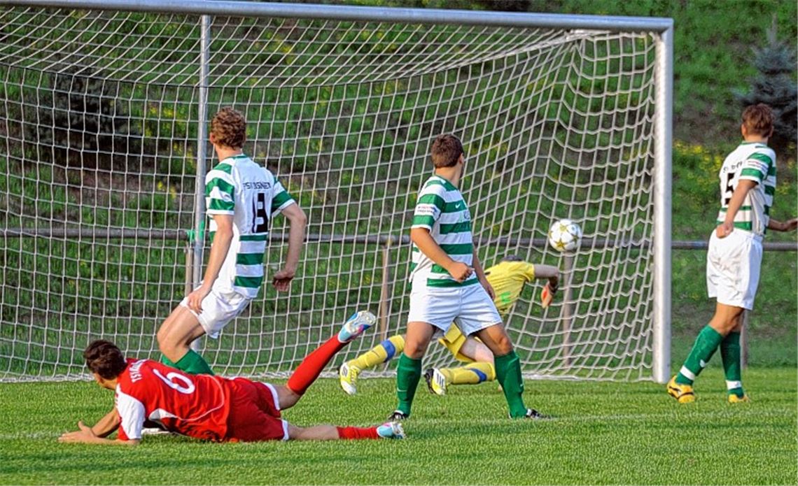 Intensiver Fußball: Der TSV Maulbronn (rote Trikots) überrumpelt den FSV Eisingen mit seinem frühen Führungstreffer. Doch auf Simon Schneider folgen etliche weitere Torschützen.