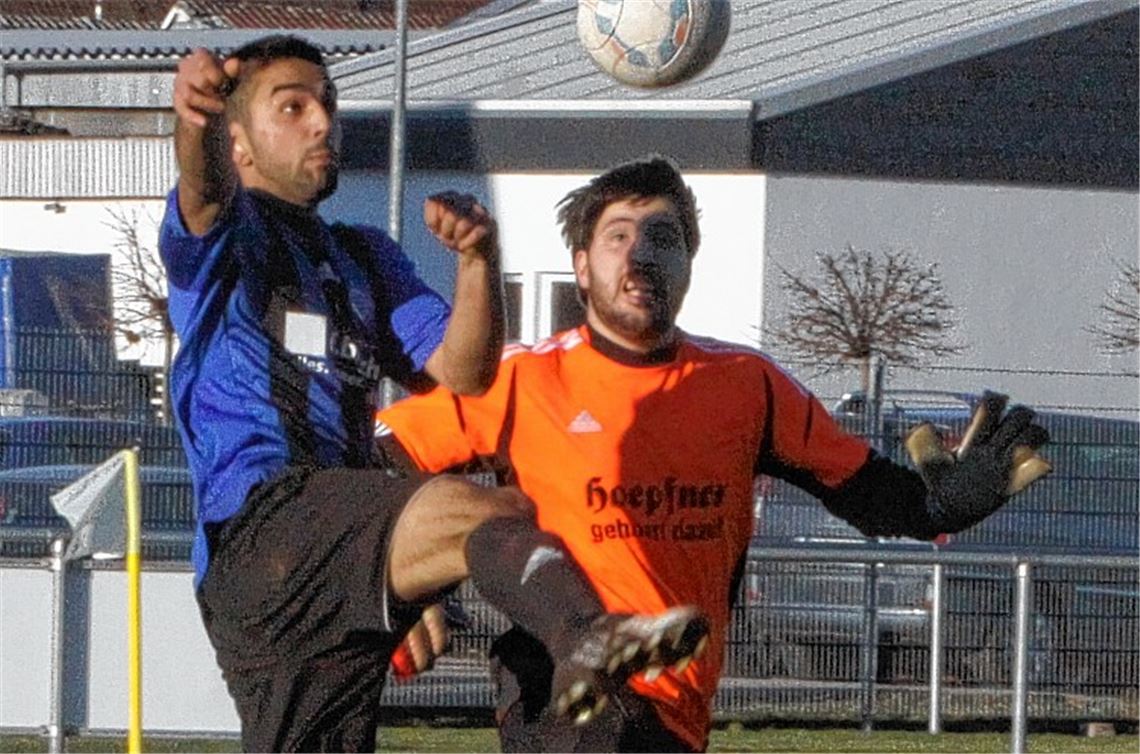 Intensives Dauerduell über 90 Minuten: Enzbergs Stürmer Kadir Kara (li.) und Sportfreunde-Keeper Dennis Schöffler. Foto: Eigner