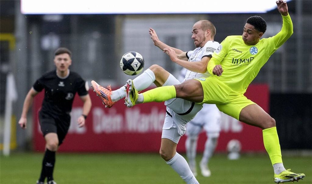 Intensives und unterhaltsames Regionalligaspiel am Hardtwald: Zweikampf zwischen Kickers-Verteidiger Jacob Danquah (re.) und Phil Halbauer.