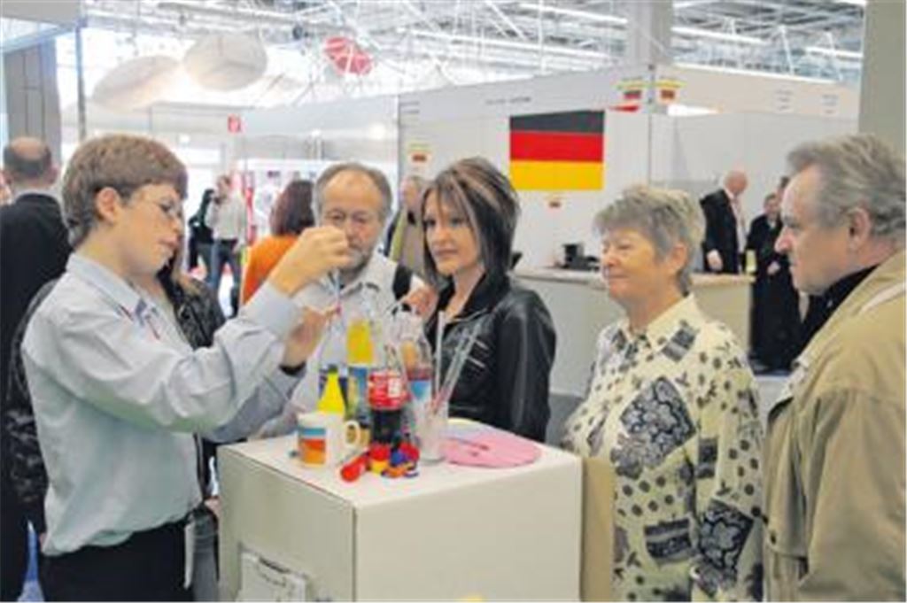 Interesse: Daniel Barthelmeß vom Messeteam der Blumhardtschule erklärt Besuchern, wie das neue Patent funktioniert. Foto: Hammer