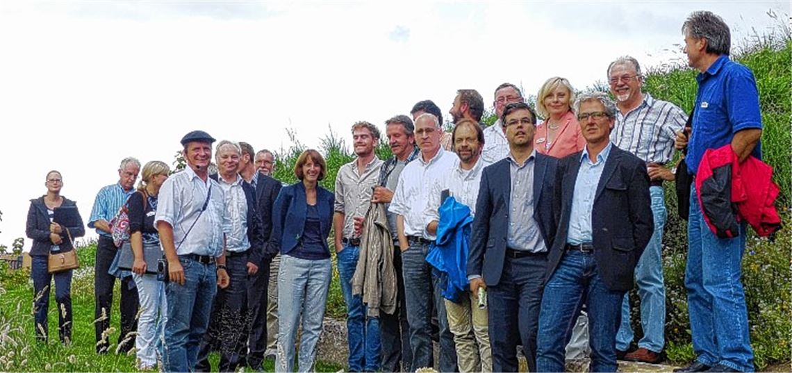 Interesse am Mühlacker Gartenschau-Konzept: Winfried Abicht (mit Mütze) gibt den „Reiseleiter“ für die Delegation aus Bad Herrenalb.