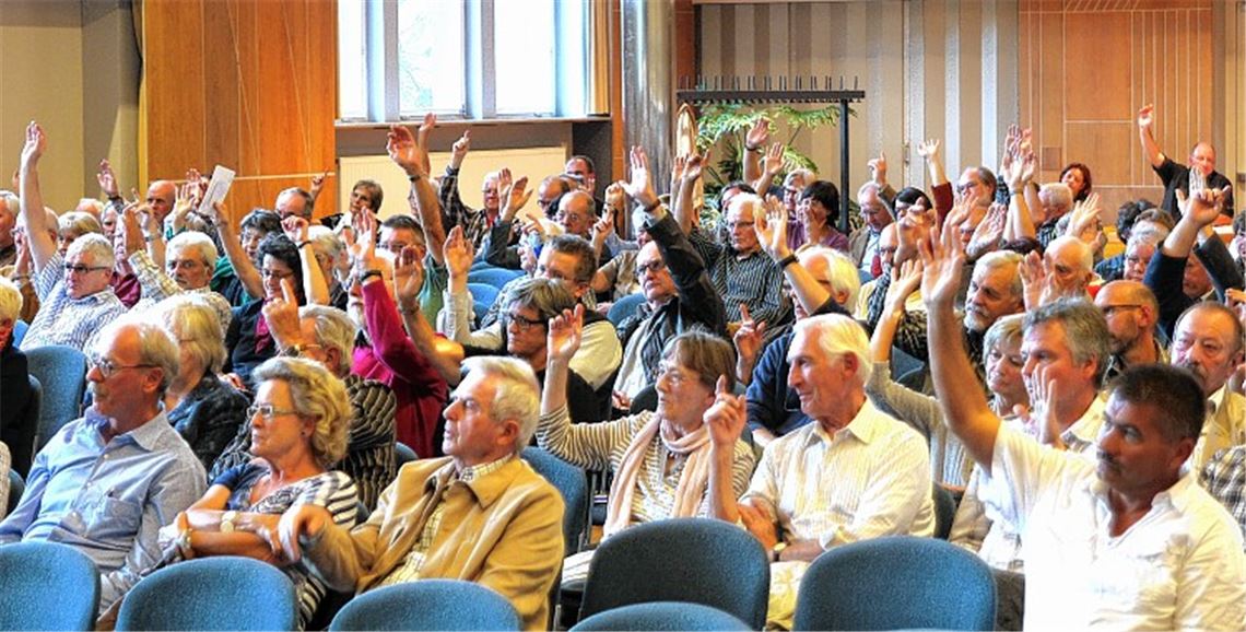 Interessiert, aber auch kritisch verfolgten die Mitglieder der BürgerEnergie Region Mühlacker bei der Generalversammlung die Erläuterungen zum Kurs der Genossenschaft. Durchweg gab es jedoch breite Zustimmung zu den Anträgen von Vorstand und Aufsichtsrat. Foto: Kollros